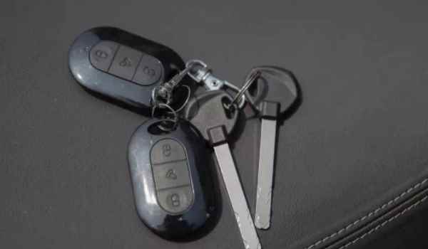 汽车钥匙三个按键功能(车钥匙三个按键使用方法)-第2张图片