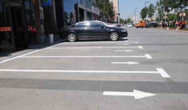 停车场白色矩形框(白色矩形停车位是什么意思)-第2张图片
