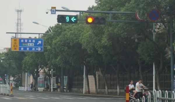科目三通过有交通信号灯的路口用什么灯光，通过有信号路口使用什么灯光-第3张图片