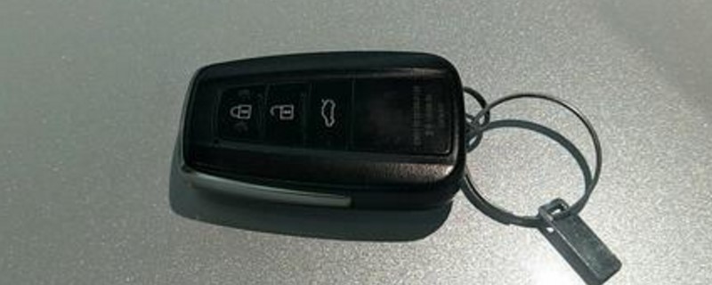 丰田凯美瑞钥匙怎么换电池视频，丰田凯美瑞钥匙怎样换电池-第1张图片