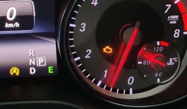车上发动机故障灯亮是什么原因，汽车显示发动机故障灯亮-第2张图片