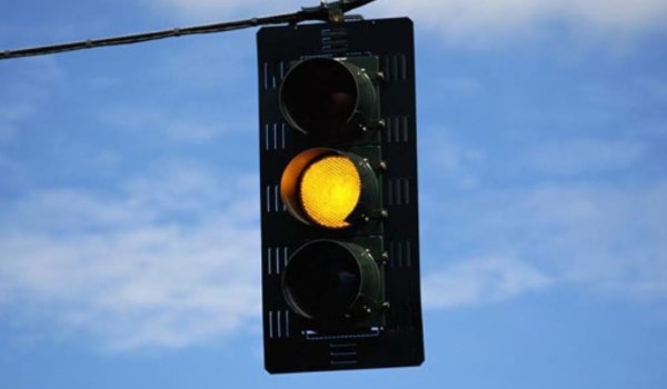 大车挡住看不到红绿灯闯黄灯了怎么办，大汽车挡着没看见红绿灯闯了怎么办-第3张图片