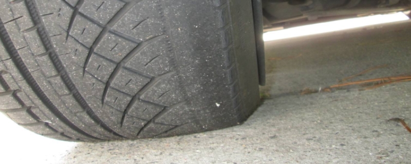 汽车前轮胎外侧磨损厉害是怎么回事，车辆轮胎内侧磨损是怎么回事-第1张图片