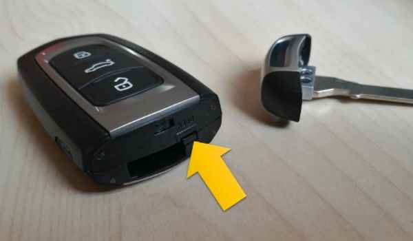 汽车钥匙怎么换电池视频(吉利汽车钥匙怎么换电池)-第3张图片
