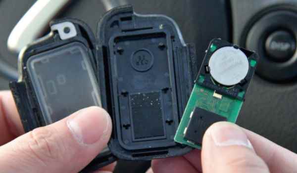 丰田车钥匙换电池怎么打开它视频，老款丰田车钥匙换电池怎么打开它-第3张图片