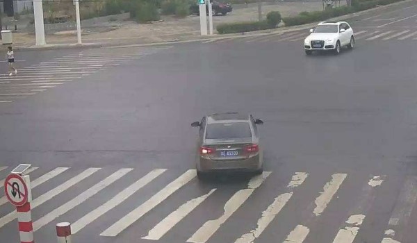 车头过了停止线就变红灯继续行驶算闯红灯吗，车头过了停止线变红灯继续前行-第2张图片